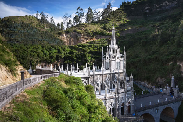 Vista completa del Santuario de las Lajas en Ipiales, Colombia.