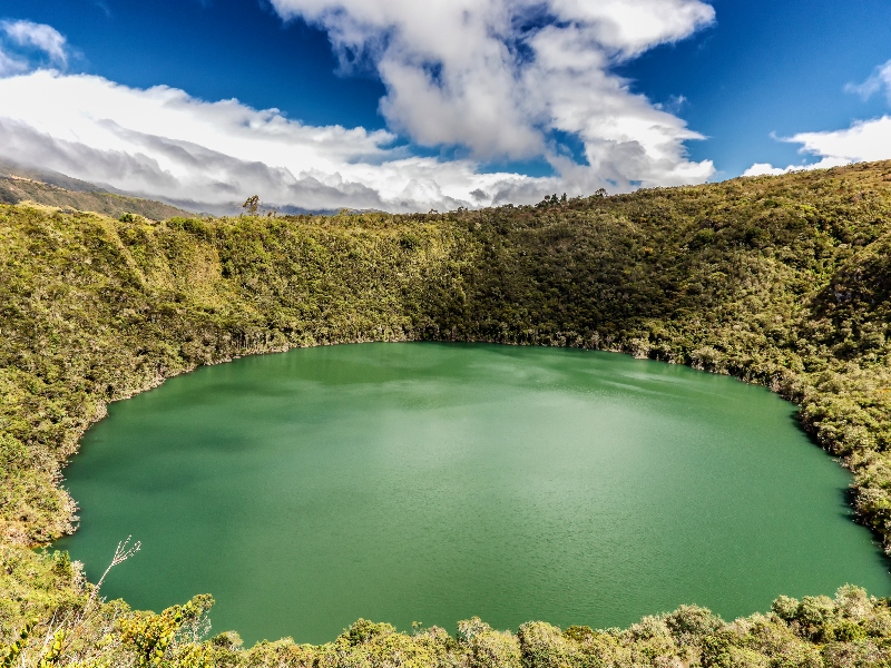 Vista de la imponente Laguna de Guatavita, maravilloso destino para hacer turismo alternativo.
