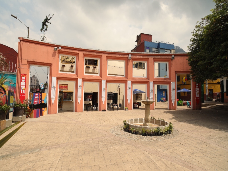 Vista de la plazoleta del barrio La Candelaria donde se encuentra el Chorro de Quevedo, ideal para hacer turismo alternativo.