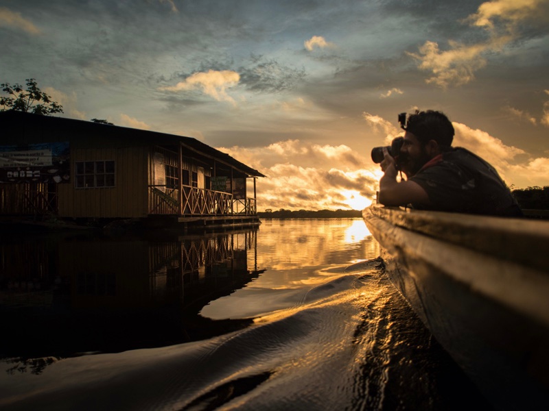 Vista de un fotógrafo en el atardecer en el Lago Tarapoto, uno de los destinos de Colombia.