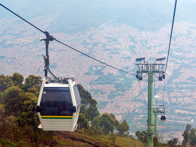 Vista del teleférico en lo alto de Medellín, Colombia.