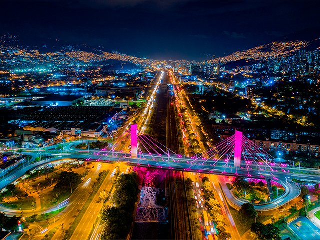 Vista nocturna de Medellín - Colombia.