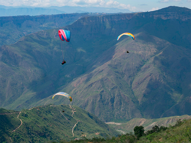 Vuelo en parapente sobre el Cañón del Chicamocha.