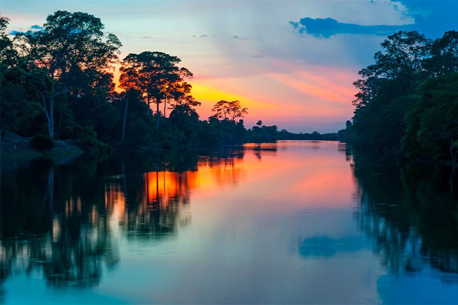 Aussicht auf einen Sonnenuntergang im kolumbianischen Amazonas. Einer der Orte, die man in Kolumbien besuchen sollte