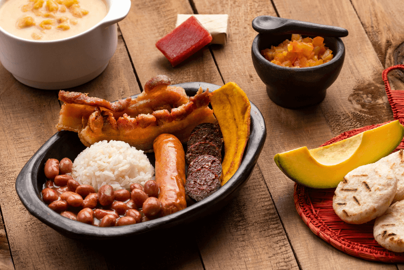 Disfruta la comida típica de la región Andina Colombiana: La Bandeja Paisa