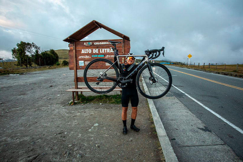 Cyclist at Alto de Letras