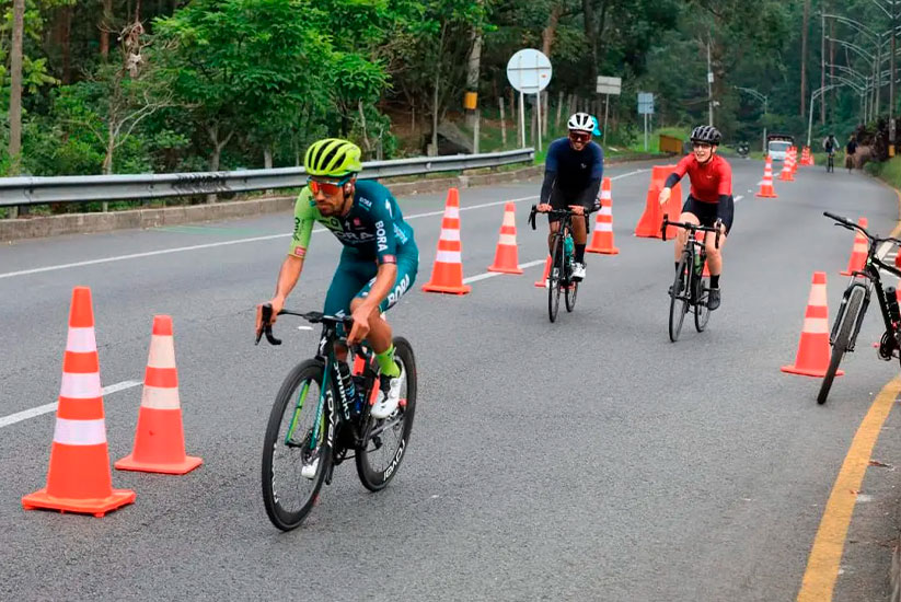 Cyclists at Alto de Las Palmas