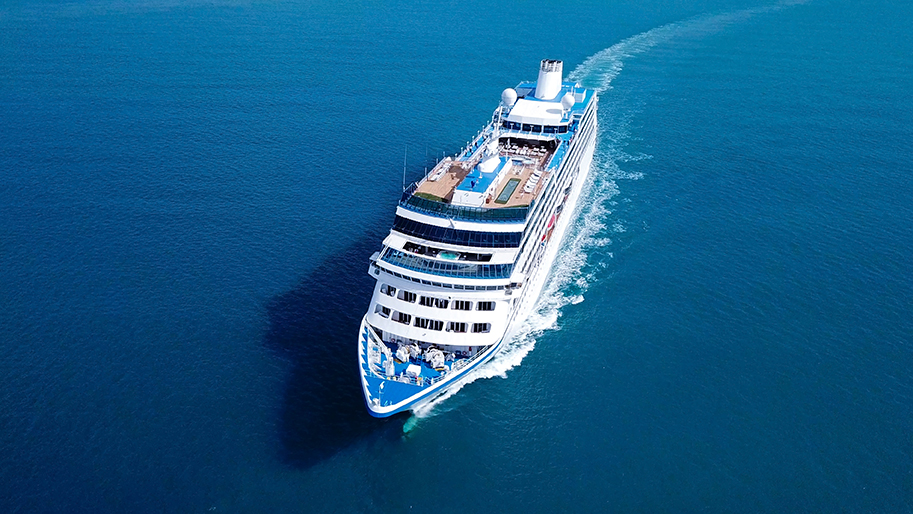 Un crucero navega por las aguas cristalinas de Cartagena Colombia en un día despejado. Chárter náuticos de súper yates y mega yates