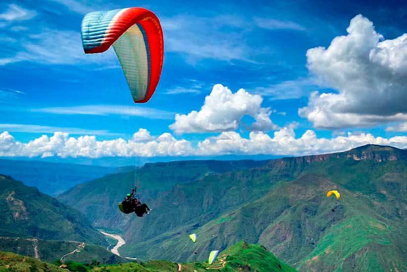 People doing extreme sports in Chicamocha, Santander