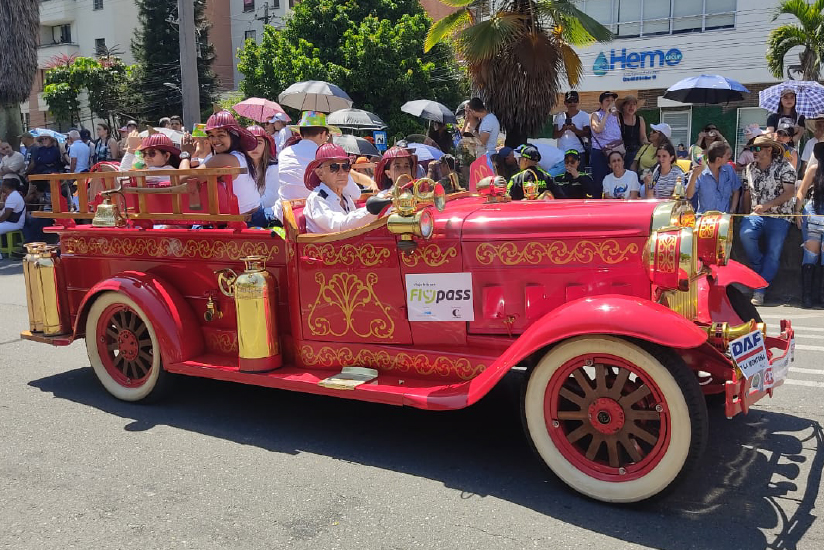 Desfile de autos clásicos y antiguos, Medellín, Colombia.