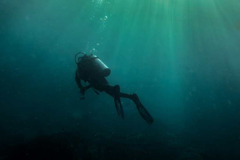 Diver in the depths of the Colombian sea.