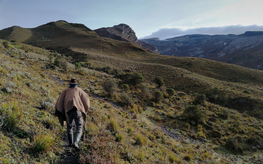 Panorámica del nevado El Cocuy y un campesino con su caballo.