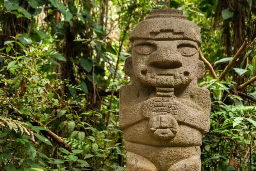 Estatua de un flautista en el Parque Arqueológico San Agustín, Huila, Colombia.