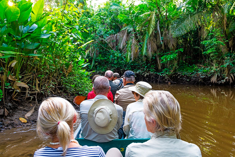 Familia navegando un río en el Amazonas