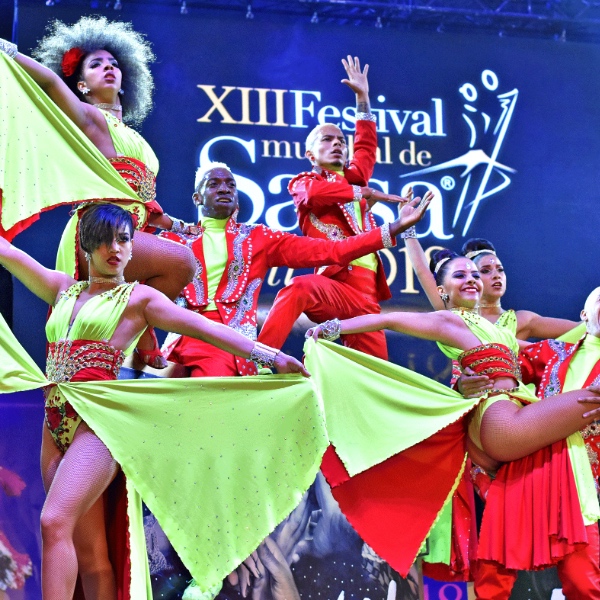 Bailarines de salsa mostrando sus mejores pasos durante el Festival Mundial de Salsa en Cali.