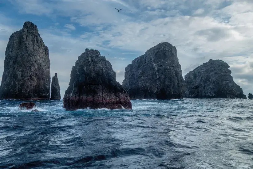 formações rochosas junto à Ilha Malpelo, na Colômbia