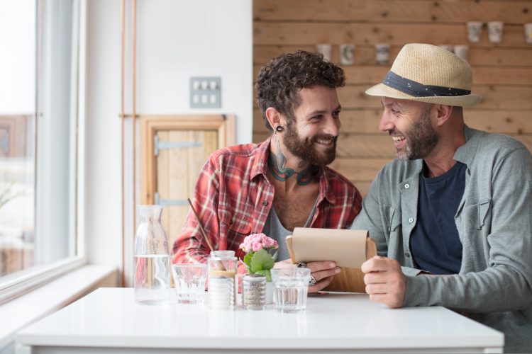 Hombres gay en café