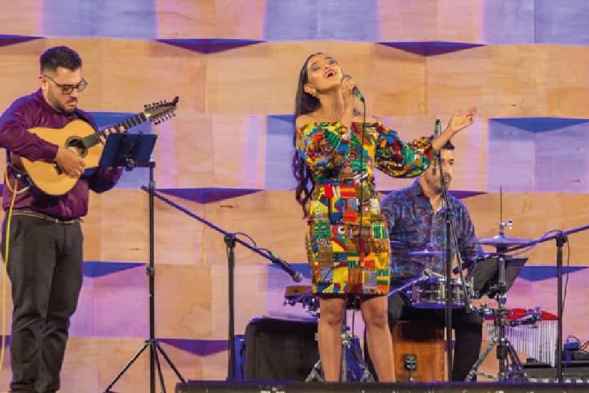 Grupo musical dando concierto en el Festival Mono Núñez