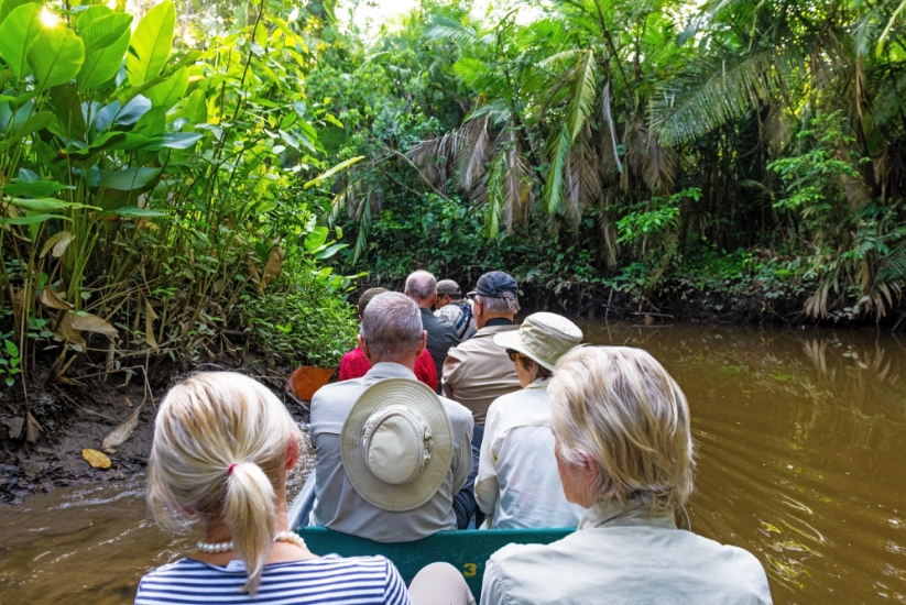 Grupo de turistas practicando senderismo en la selva amazónica