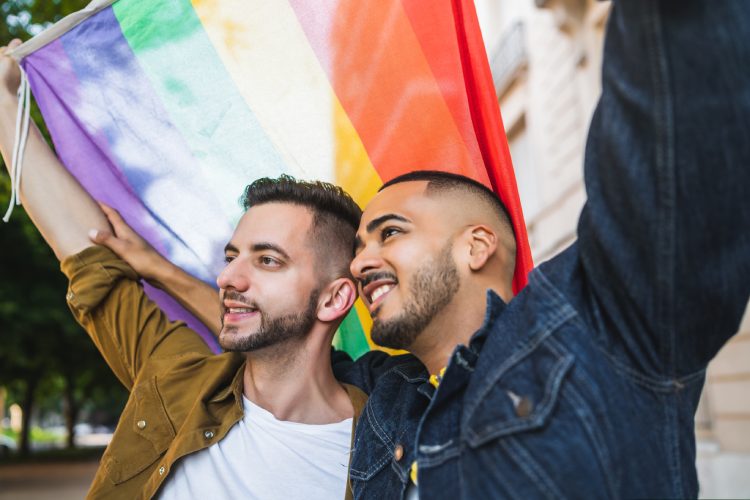 Hombres en marcha de turismo lgbtq