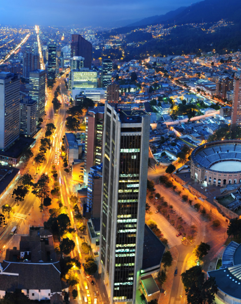 Panoramablick auf Bogotá mit Gebäuden, östlichen Hügeln und klarem Himmel