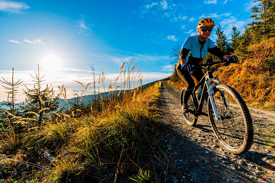 Cycliste grimpant une montagne escarpée en Colombie