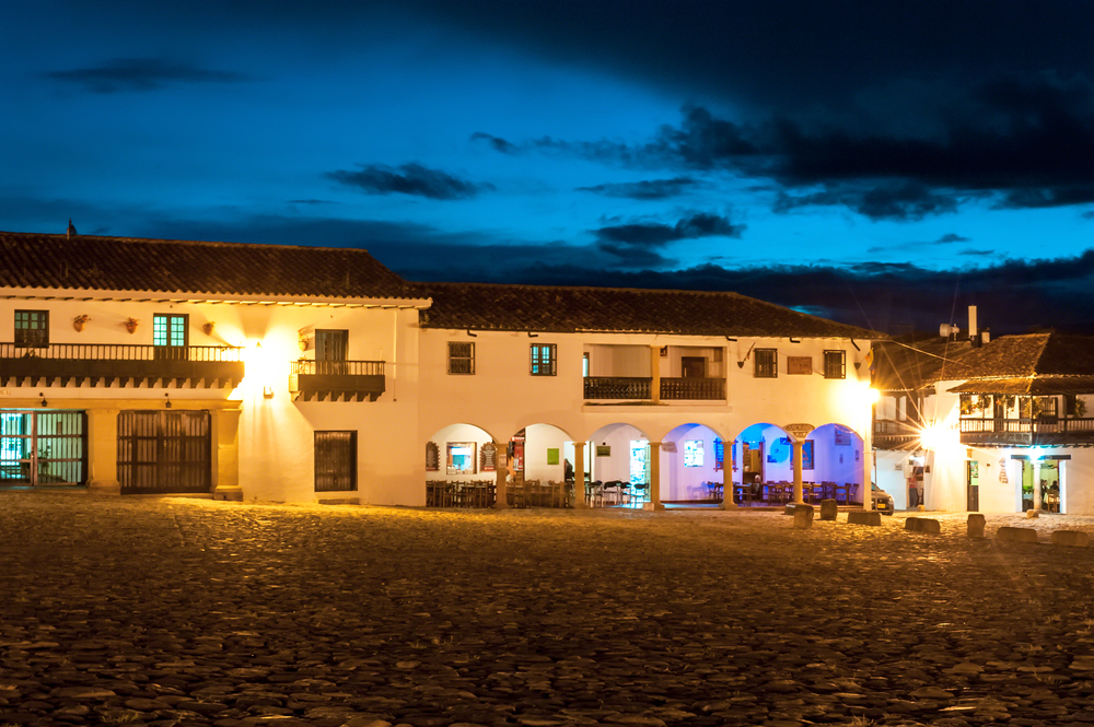 Vista nocturna en Plaza Central de Villa de Leyva