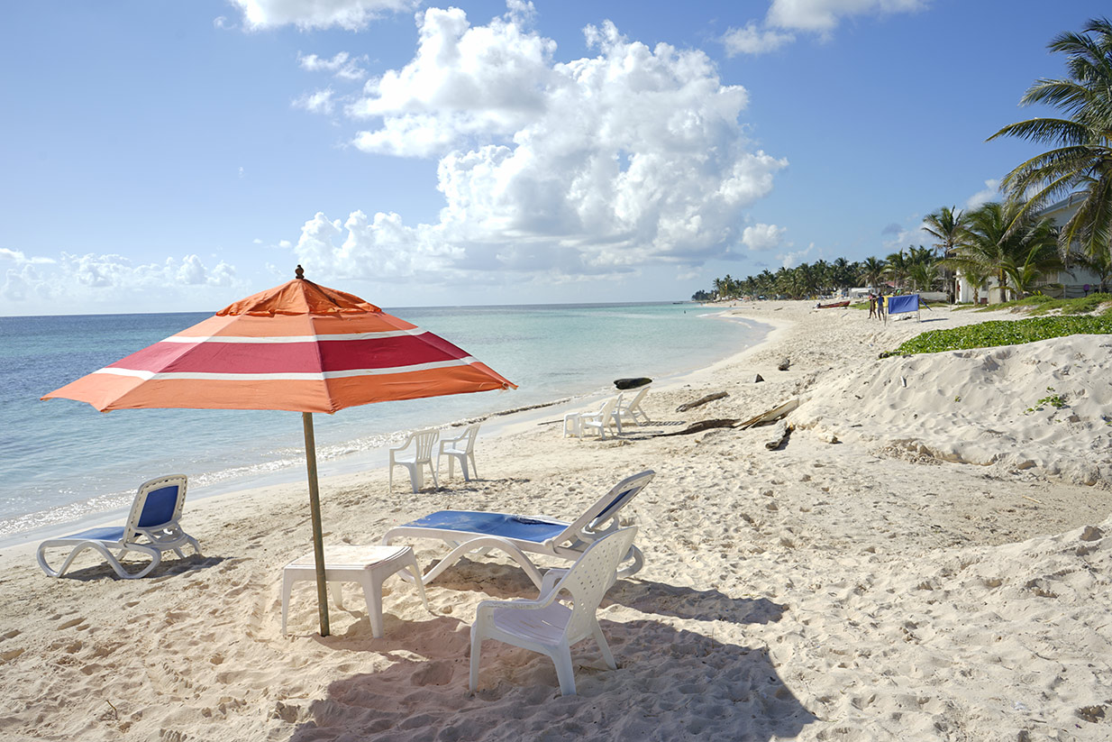 Un parasol en una de las playas blancas de San Andrés Isla