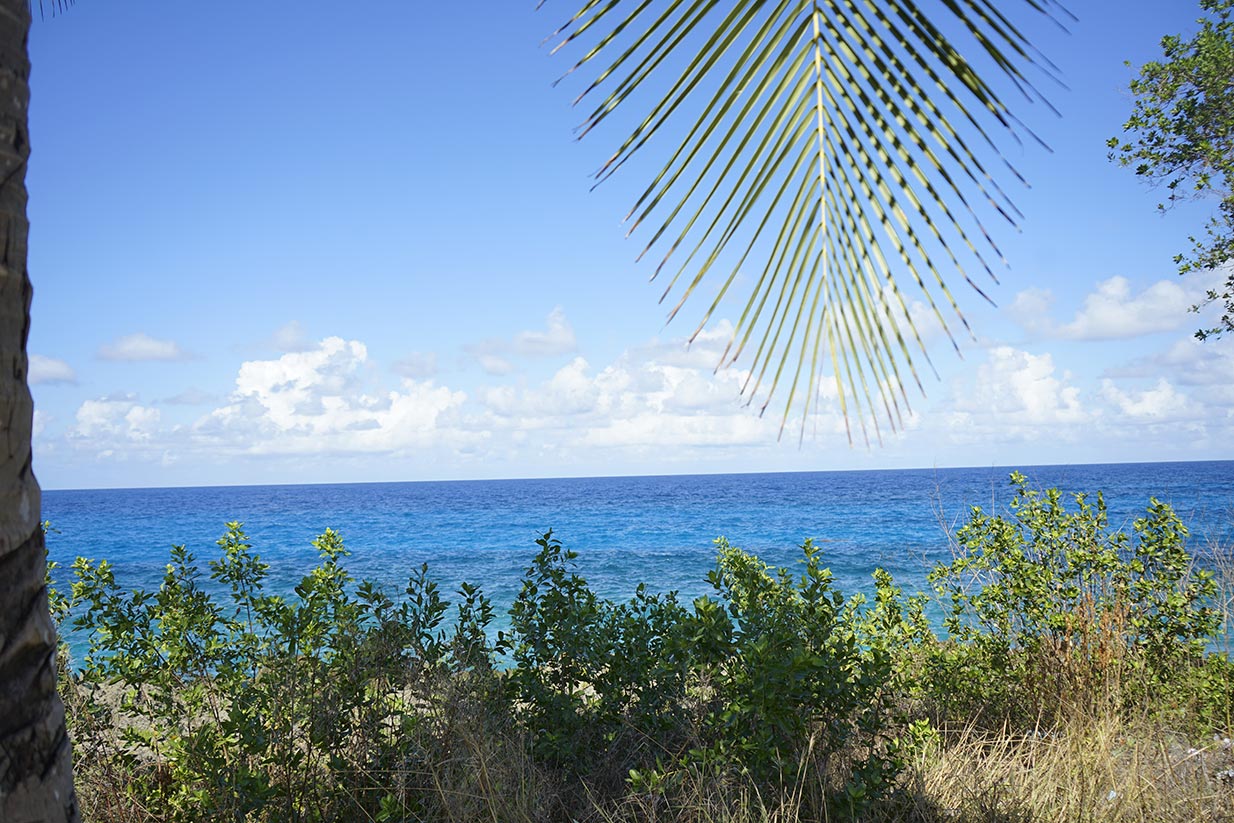 Las hermosas costas y mar azul en San Andrés Isla
