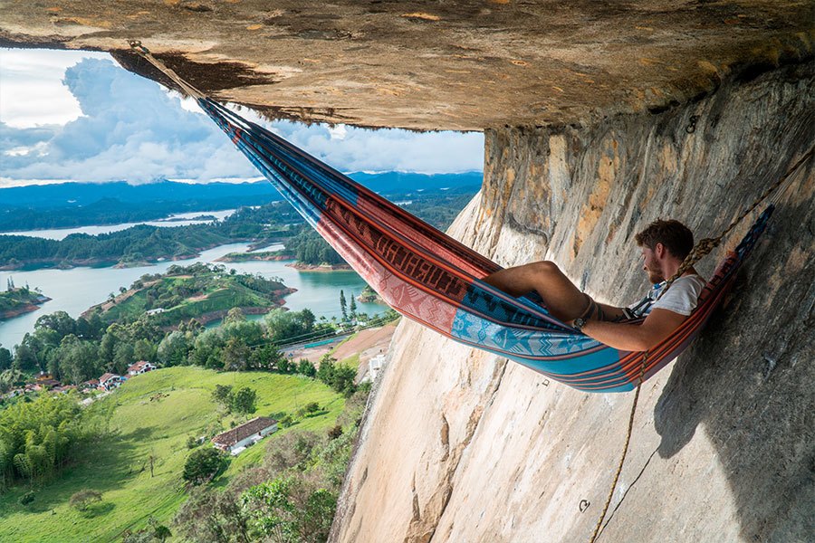 Amateur d'alpinisme en hamac (Guatapé Colombie)