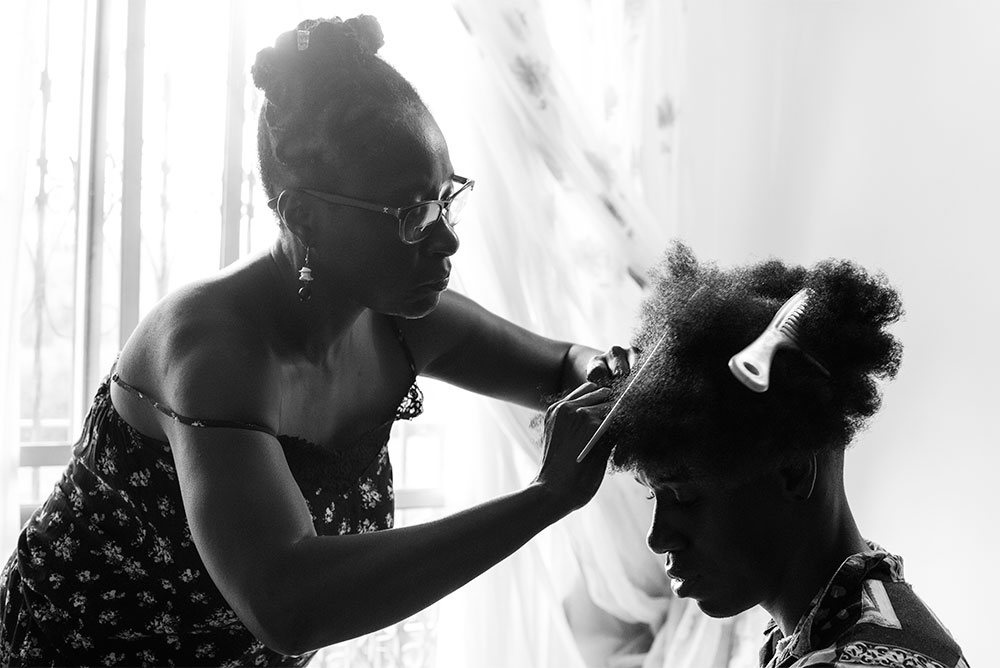 Großmutter flechtet die traditionellen Frisuren in San Palenque