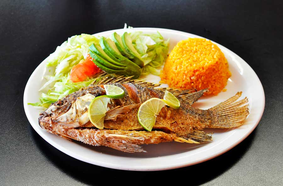 La mojarra frita es un tipo de pescado entero y frito que hace parte de la comida colombiana