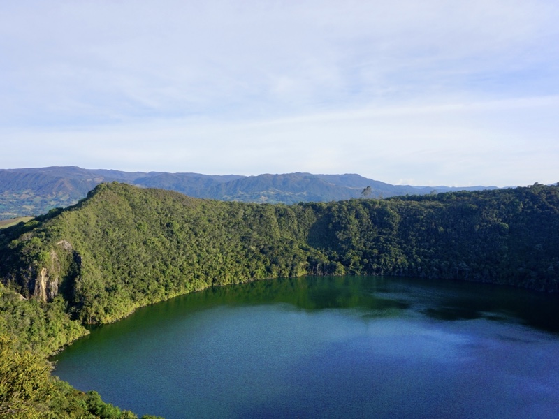 La Laguna de Guatavita rodeada de verdes montañas, un lugar donde podrás disfrutar de un retiro espiritual.