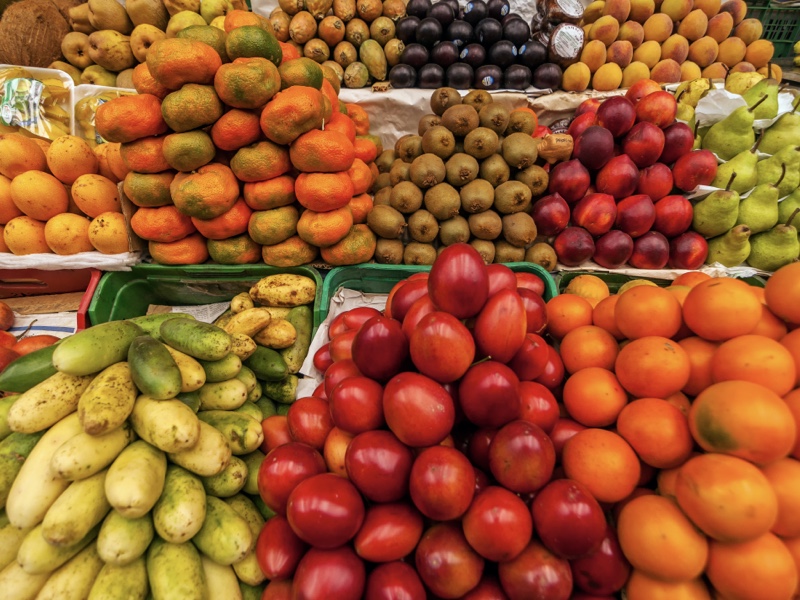 Disfruta de una experiencia sensorial con el olor y la variedad de frutas que encuentras en la plaza de Paloquemado.