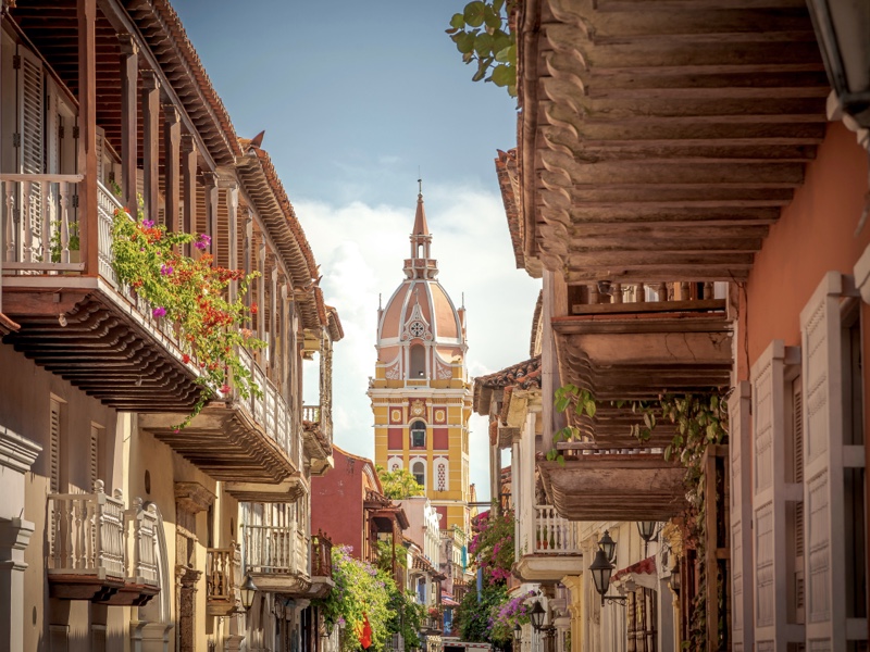 Las calles coloniales de Cartagena, una ciudad que te ofrece diversas experiencias para vivir un retiro espiritual a sus alrededores.