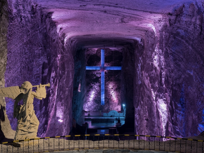 La Cruz Mayor, una obra en bajo relieve de la Catedral de Zipaquirá. Disfruta de un retiro espiritual en sus alrededores.