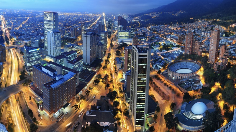 Una luminosa imagen aérea del centro de Bogotá al atardecer. Descubre el turismo de negocios en la capital