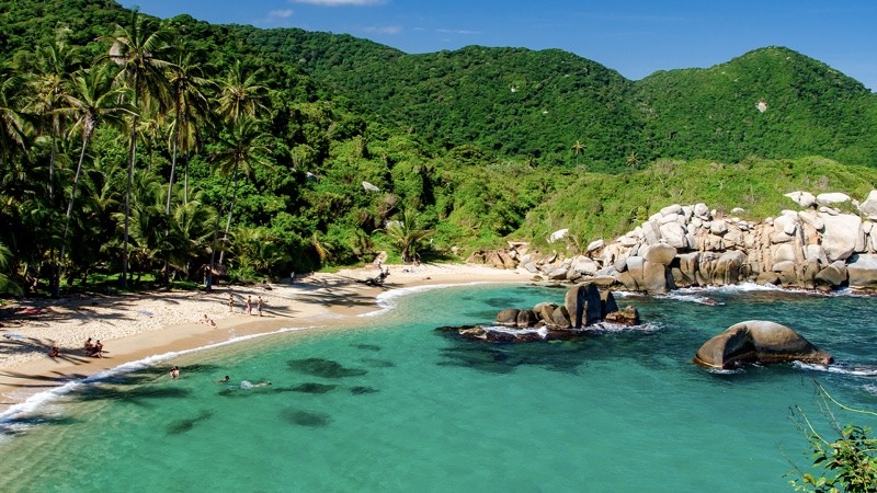 La playa de arena blanca y frondosa vegetación es ideal para un descanso en tu viaje de negocios.