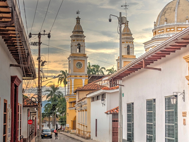 A Catedral da Sagrada Família está em um pôr do sol quente que ilumina as ruas coloniais de Bucaramanga.
