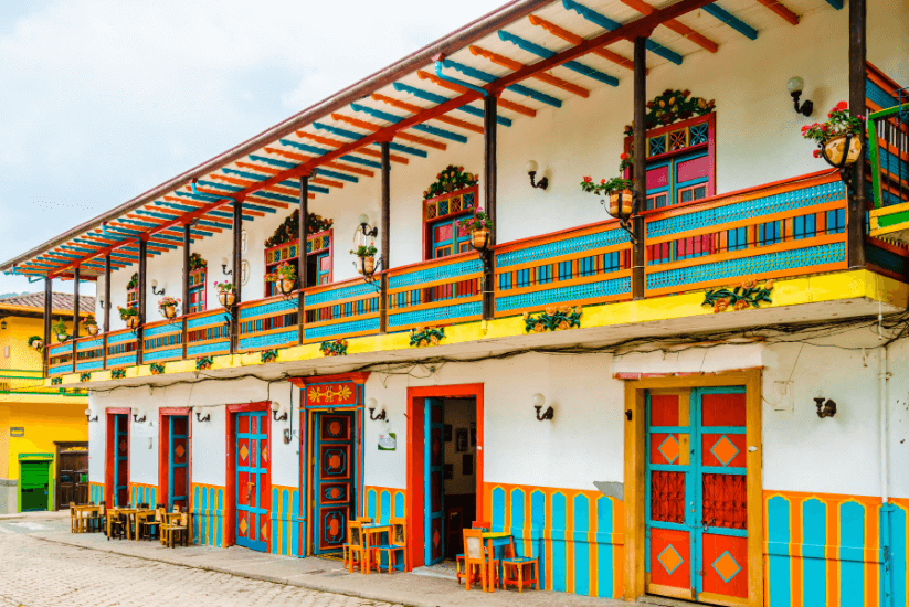 Яркие стулья и столы украшают город Jardín, Antioquia