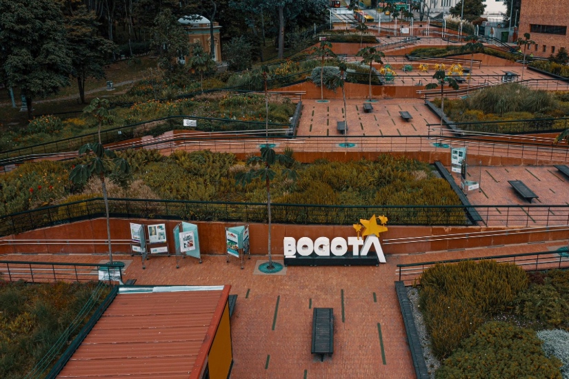 Lush gardens and historical monuments in Bogotá's Parque de la Independencia.