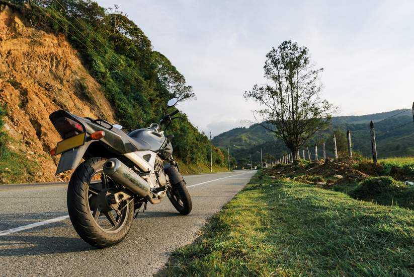 Moto en paisaje colombiano