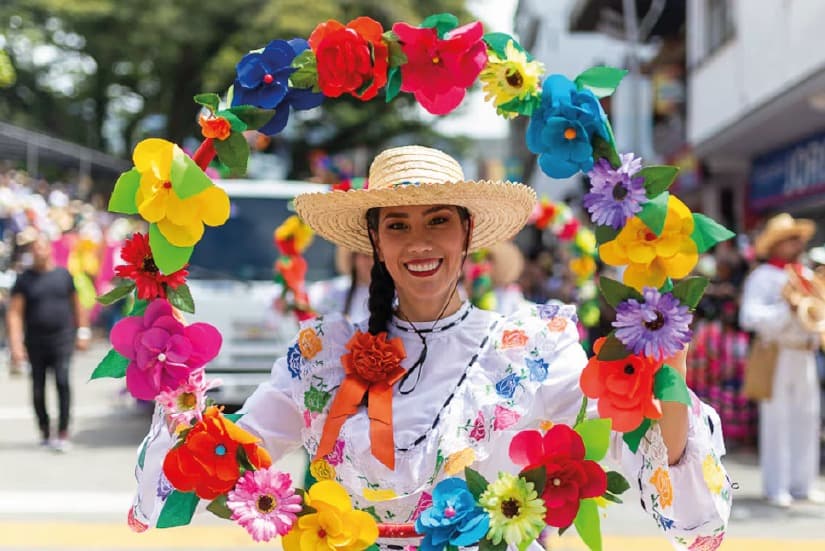 Femme en costume traditionnel et arrangement floral à la Foire de Saint Pierre et Saint Paul en Colombie