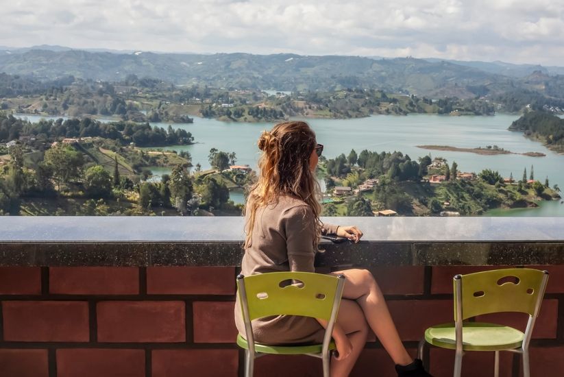 Mujer haciendo turismo sostenible en Colombia