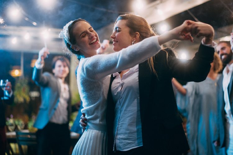 Mujeres bailando en matrimonio igualitario
