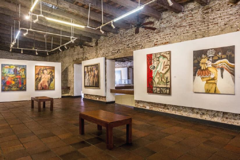 Interior del Museo de Arte Moderno en Cartagena con una exposición de obras
