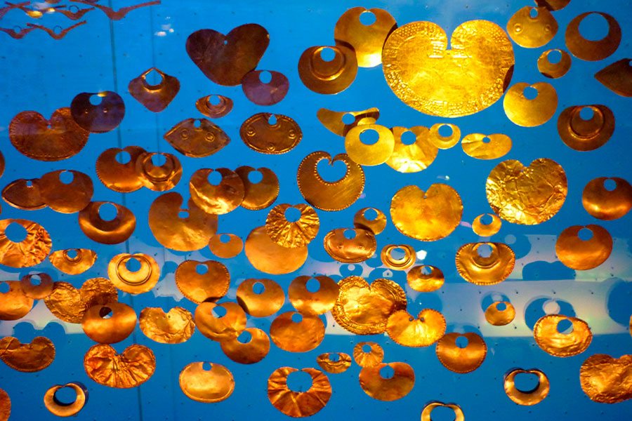 Una exhibición del Museo del Oro en Bogotá, un lugar que inspira para crear moda colombiana.