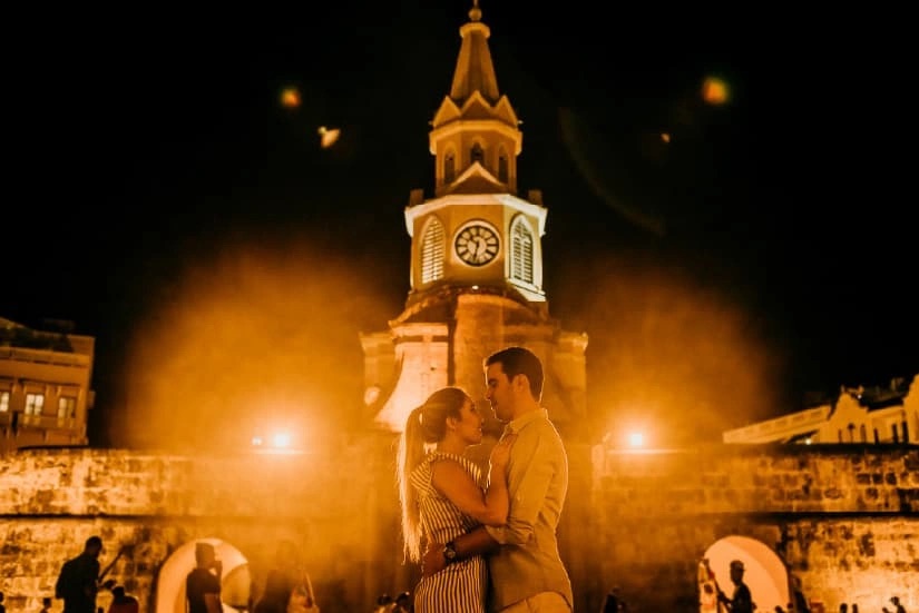 Pareja frente a la ciudad amurallada, en Cartagena 