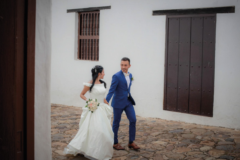 Pareja de novios en Villa de Leyva, Colombia.