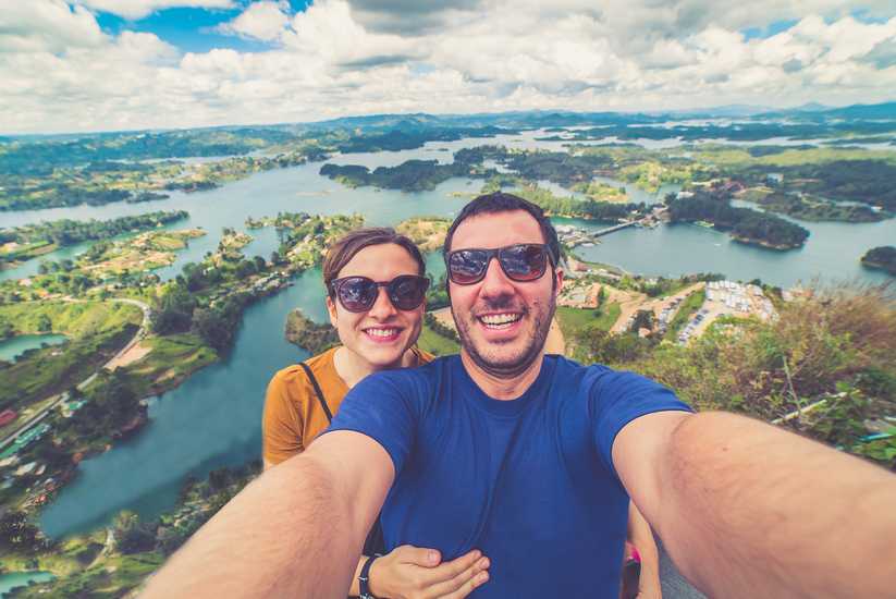 Pareja viajando en Colombia
